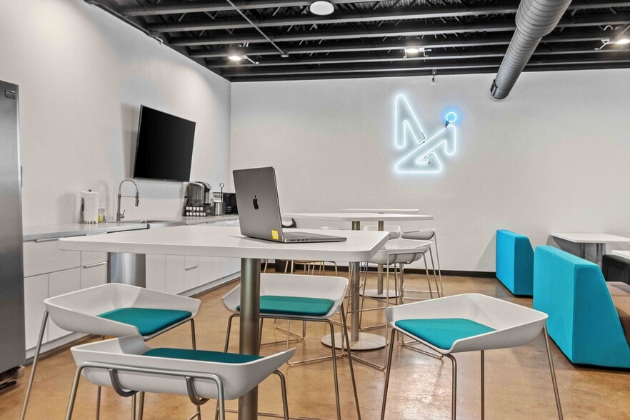 More Photos Of 423 W College Ave, Appleton General Retail For Sale