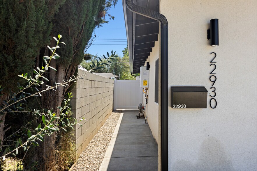 More Photos Of 22928 Leadwell St, West Hills Apartments For Sale