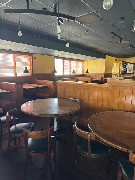 More Photos Of 1420 Park Pl, Clarksville Restaurant For Lease