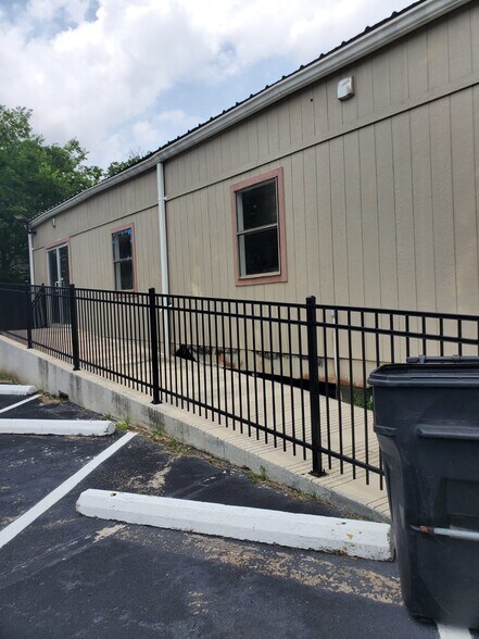 More Photos Of 5123 Northridge Dr, Houston Office Residential For Sale