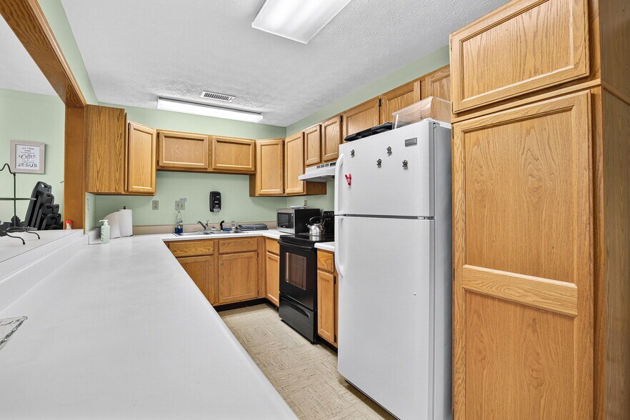 More Photos Of 1301 S Meridian St, Lebanon Religious Facility For Sale