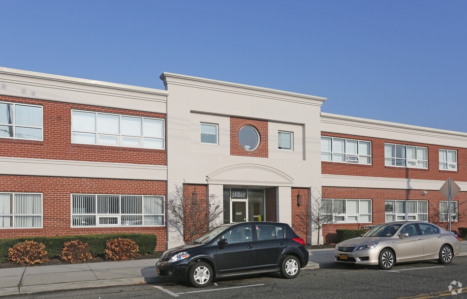 More Photos Of 31 Oak St, Patchogue Medical For Lease