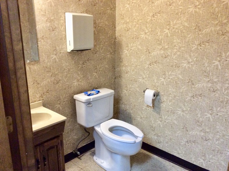 More Photos Of 25400-25430 Goddard Rd, Taylor Medical For Sale