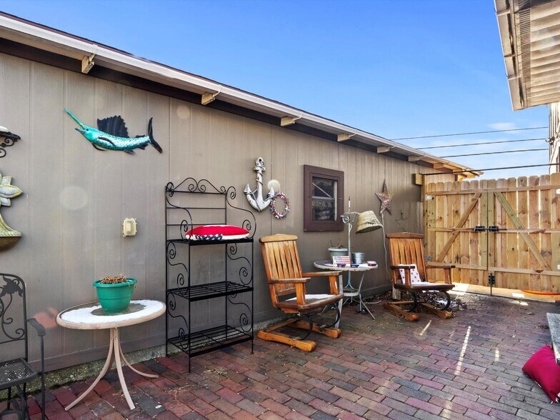 More Photos Of 4220 Memorial Dr, Two Rivers Bar For Sale