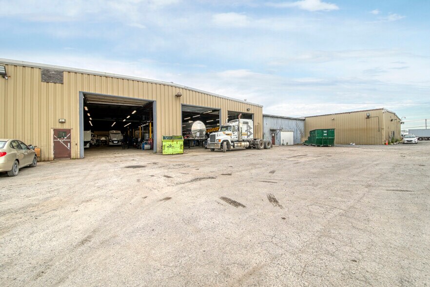 More Photos Of 1265-1325 Rue Industrielle, La Prairie Warehouse For Lease