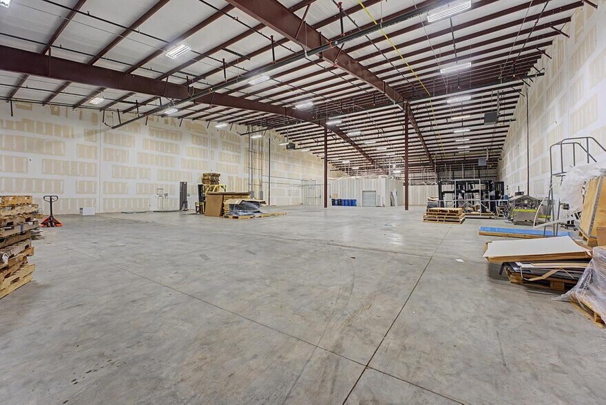 More Photos Of 1300 W Hudson Rd, Rogers Warehouse For Lease
