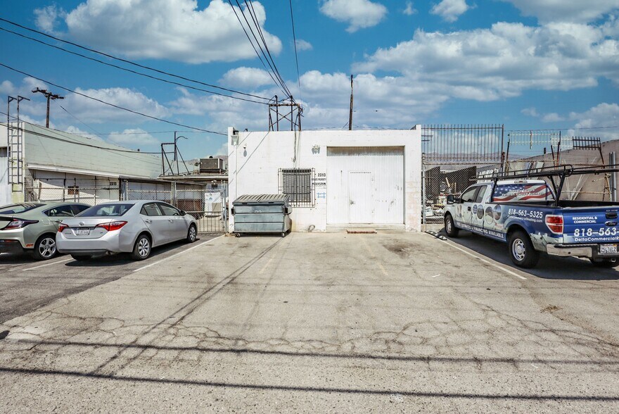 More Photos Of 2311-2313 N San Fernando Blvd, Burbank Light Manufacturing For Sale