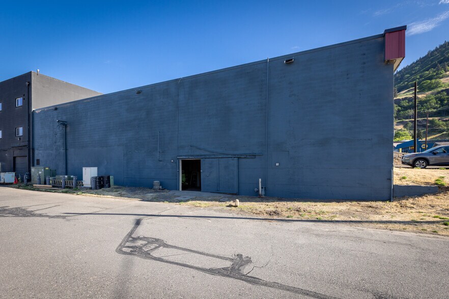 More Photos Of 105 Steuben st, Bingen General Retail For Sale
