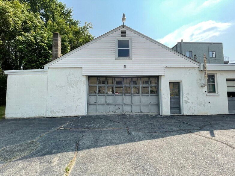 More Photos Of 260 Calvary St, Waltham Light Distribution For Lease