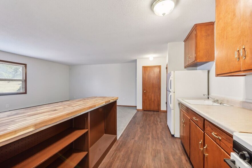 More Photos Of 2009-2017 Commerce Blvd, Mound Apartments For Sale