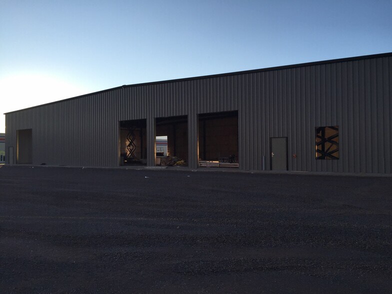 More Photos Of 3131 Halvor Ln, Superior Light Distribution For Lease
