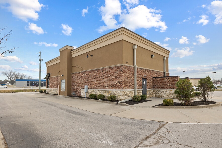 More Photos Of 1495 E 10th St, Jeffersonville Drugstore For Lease