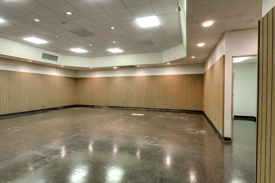 More Photos Of 305 E Hunt St, Dickson Office For Sale