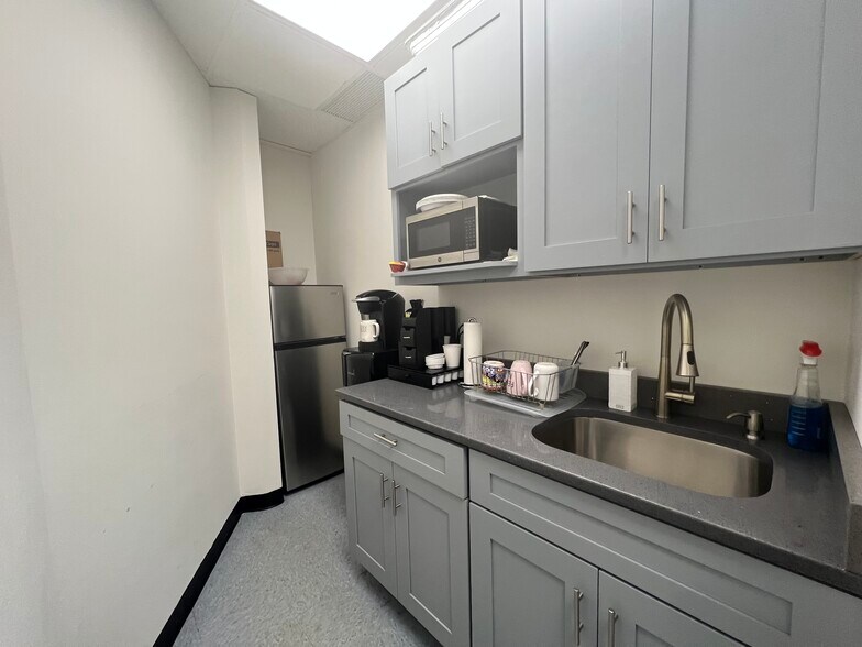 More Photos Of 255 Executive Dr, Plainview Medical For Lease