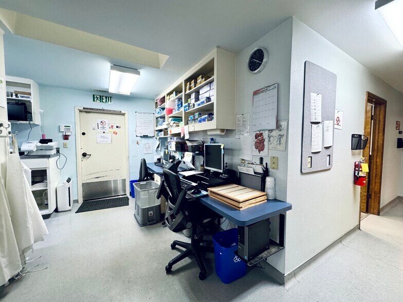 More Photos Of 2036 Railroad Ave, Redding Office For Sale