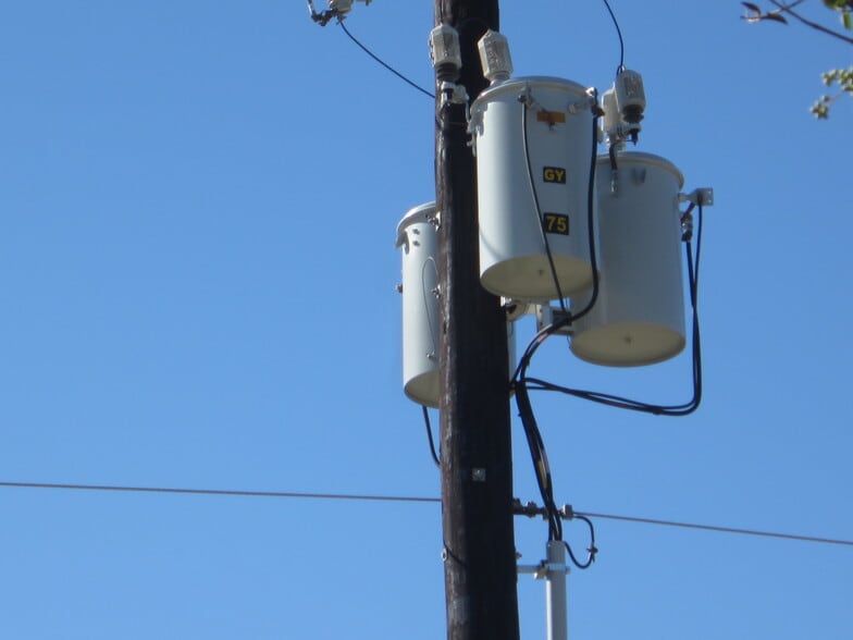 More Photos Of 10141 TX Loop 106, Adkins Showroom For Sale