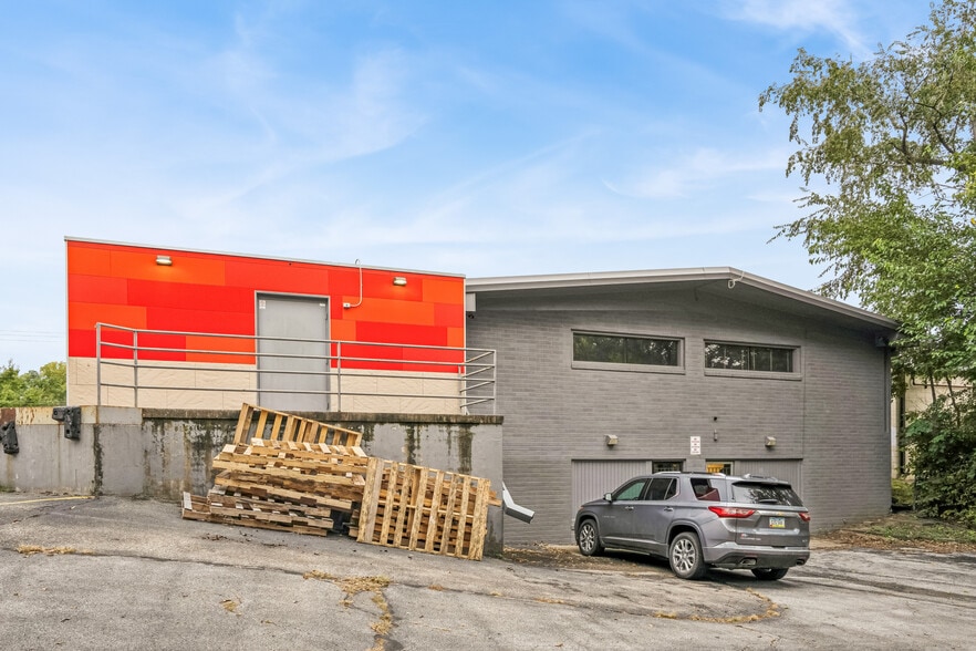 More Photos Of 4931 Douglas Ave, Des Moines General Retail For Sale