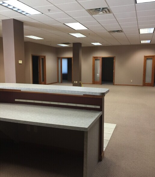 More Photos Of 1802-1838 Commerce Dr, North Mankato Freestanding For Lease