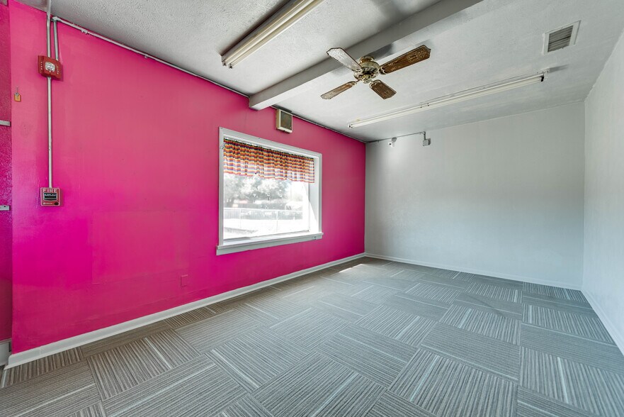 More Photos Of 1005 Austin St, Midland Storefront For Sale