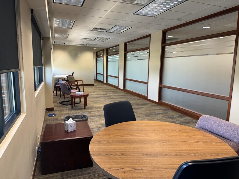 More Photos Of 109 Veterans Pky, Yorkville Office For Lease