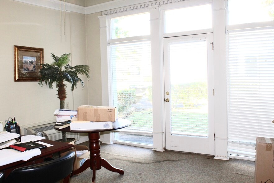 More Photos Of 2005 N Country Club Dr, Montgomery Schools For Sale