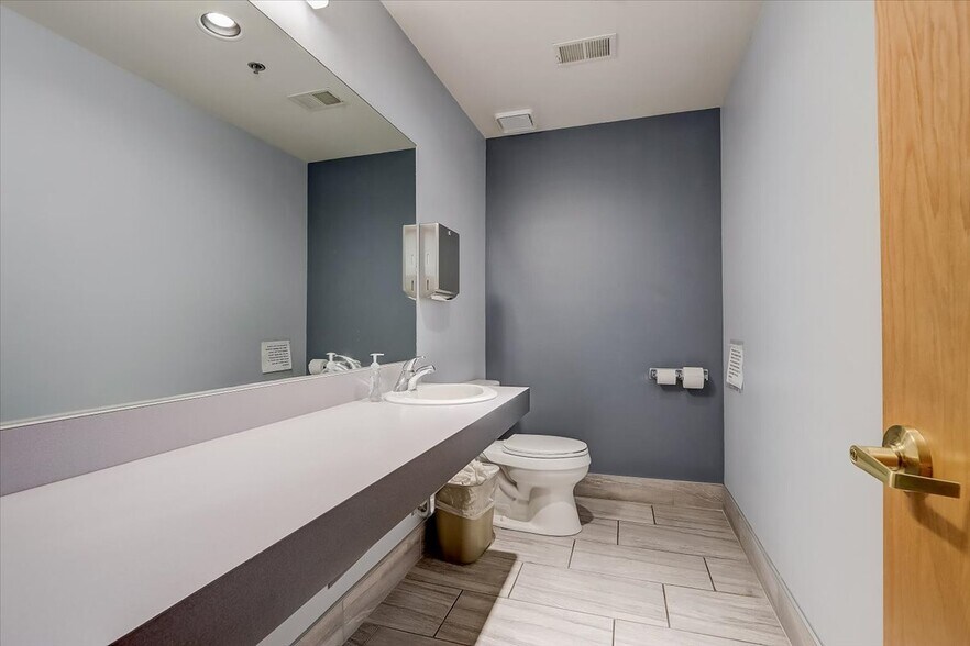 More Photos Of 2987 Yarmouth Greenway Dr, Madison Office For Sale