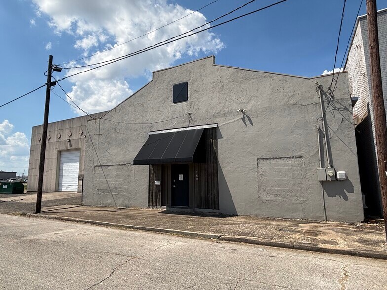 More Photos Of 740 Fannin St, Beaumont Warehouse For Lease