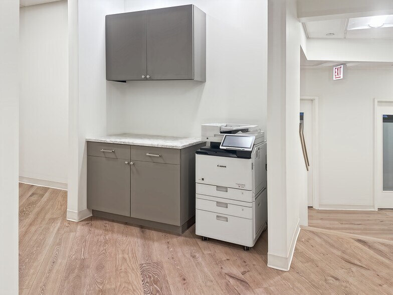 More Photos Of 2828 N Clark St, Chicago Coworking Space