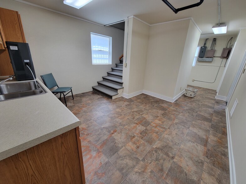 More Photos Of 215 Church St, Lenoir Office For Sale