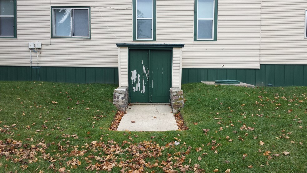 More Photos Of 506 Forest Home Dr, Francis Creek Apartments For Sale