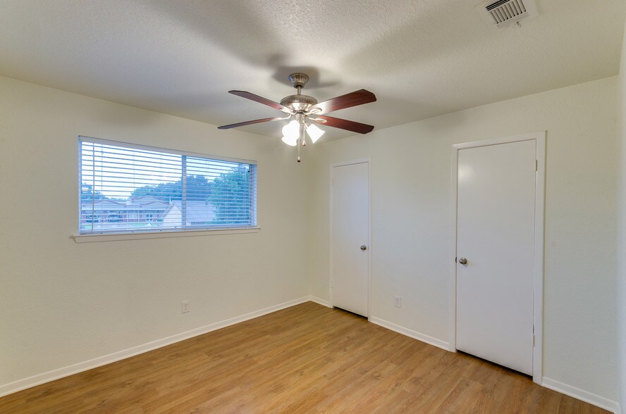 More Photos Of 601 E Coombs St, Alvin Apartments For Sale