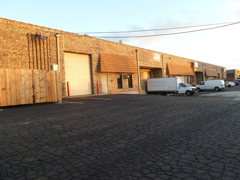 More Photos Of 15510-15544 S 70th Ct, Orland Park Warehouse For Lease