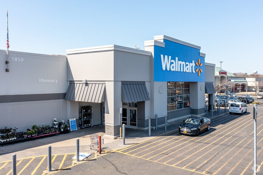 More Photos Of 1750 Veterans Memorial Hwy, Islandia Freestanding For Lease