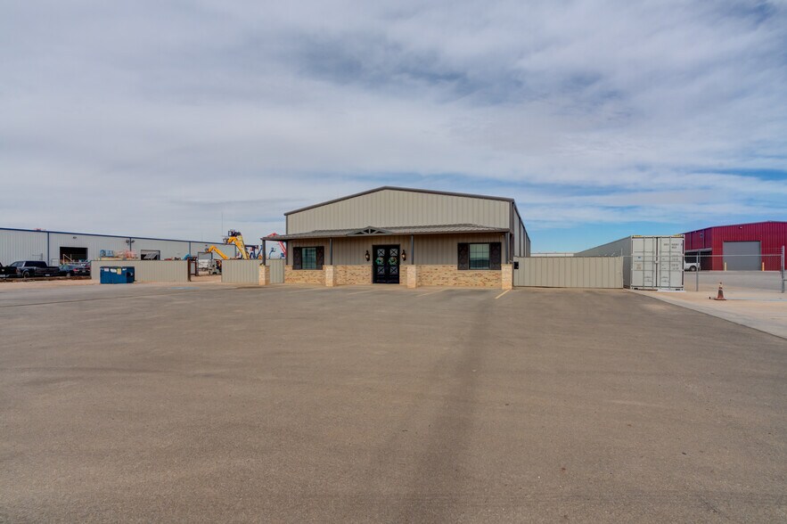 More Photos Of 604 E County Road 7200, Lubbock Office Residential For Sale