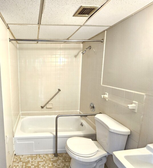 More Photos Of 489 W State St, Trenton Apartments For Lease
