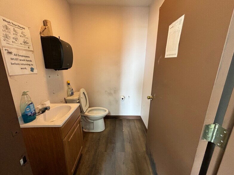 More Photos Of 1304 Rath Ave, Dodge City Distribution For Sale