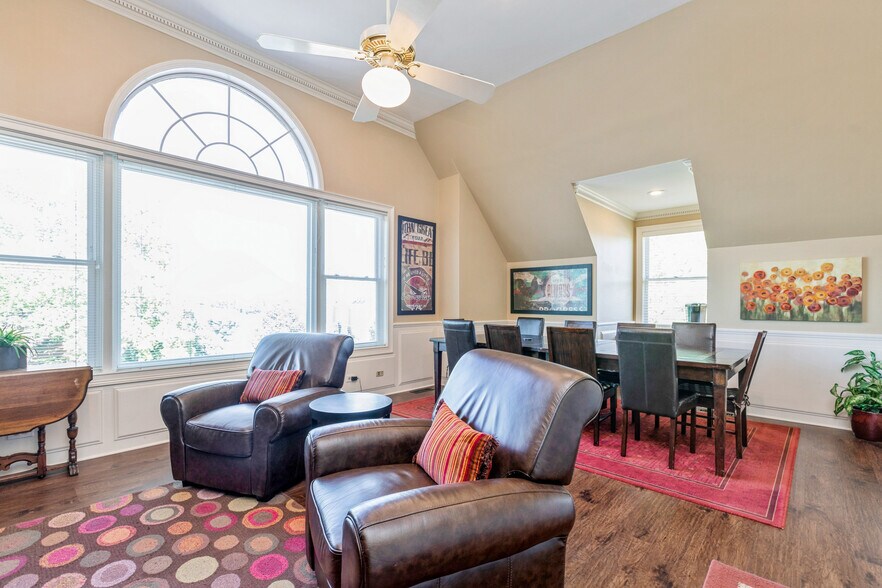 More Photos Of 509 W Old Northwest Highway, Barrington Office Residential For Lease