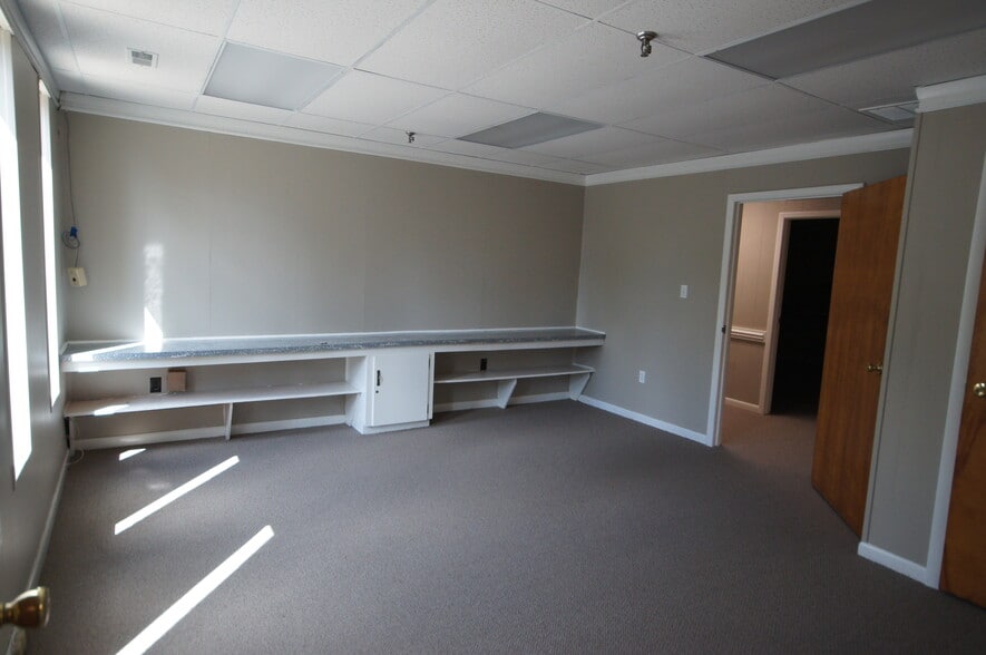 More Photos Of 2018 W Vernon Ave, Kinston Warehouse For Lease