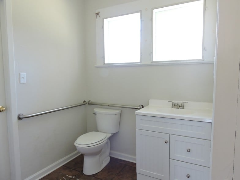 More Photos Of 2216 Mahan Dr, Tallahassee Office Residential For Sale