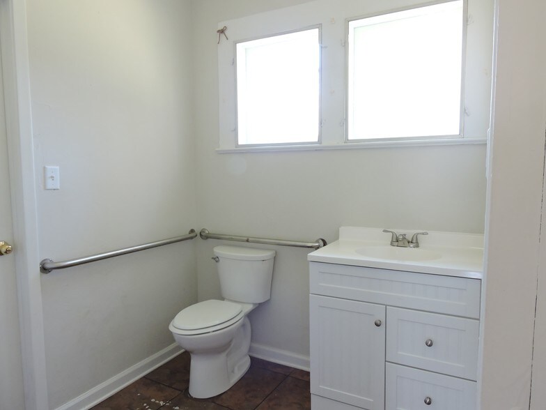 More Photos Of 2218 Mahan Dr, Tallahassee Office Residential For Sale