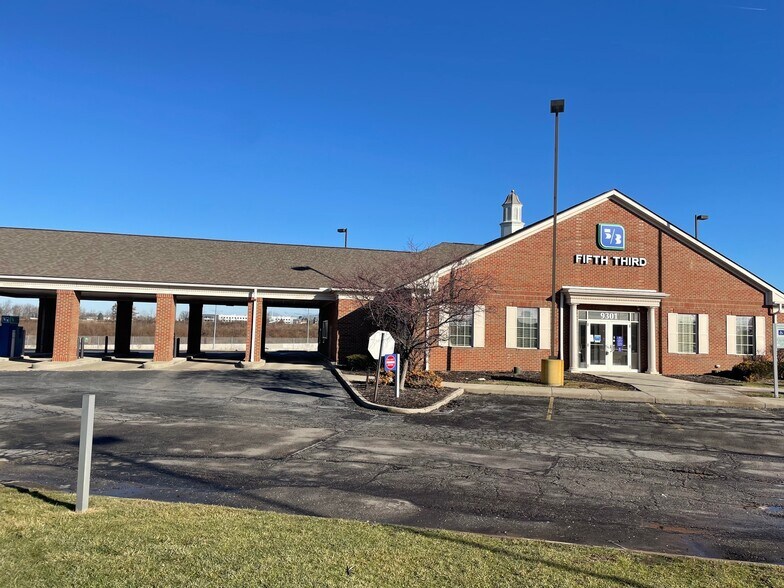 Primary Photo Of 9301 Vista Way, Cleveland Bank For Lease
