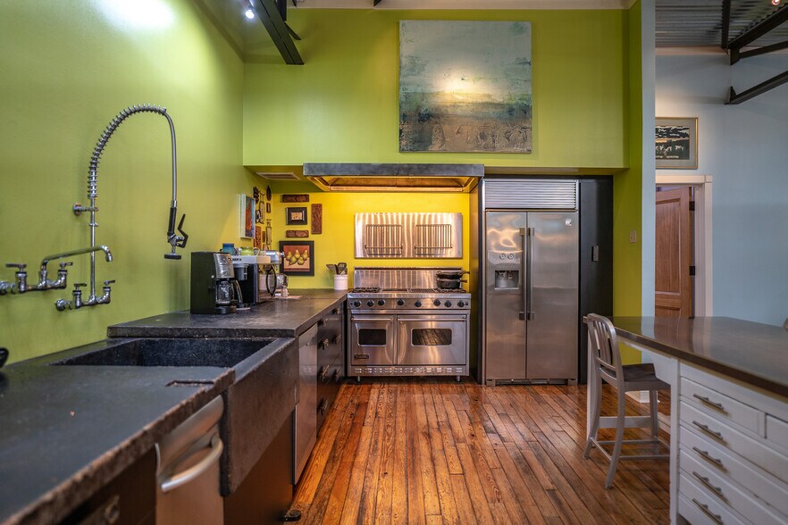 More Photos Of 1611 Washington St, Alexandria Showroom For Sale