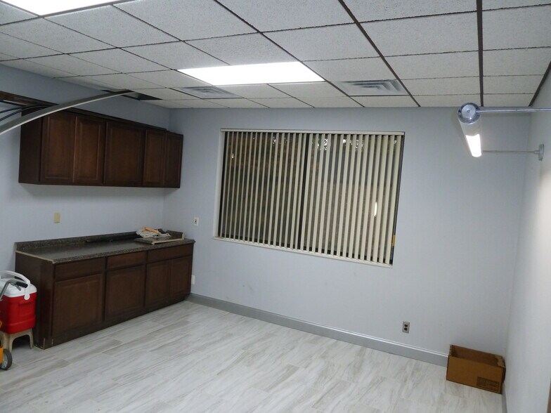 More Photos Of 24724 Lahser Rd, Southfield Office For Sale