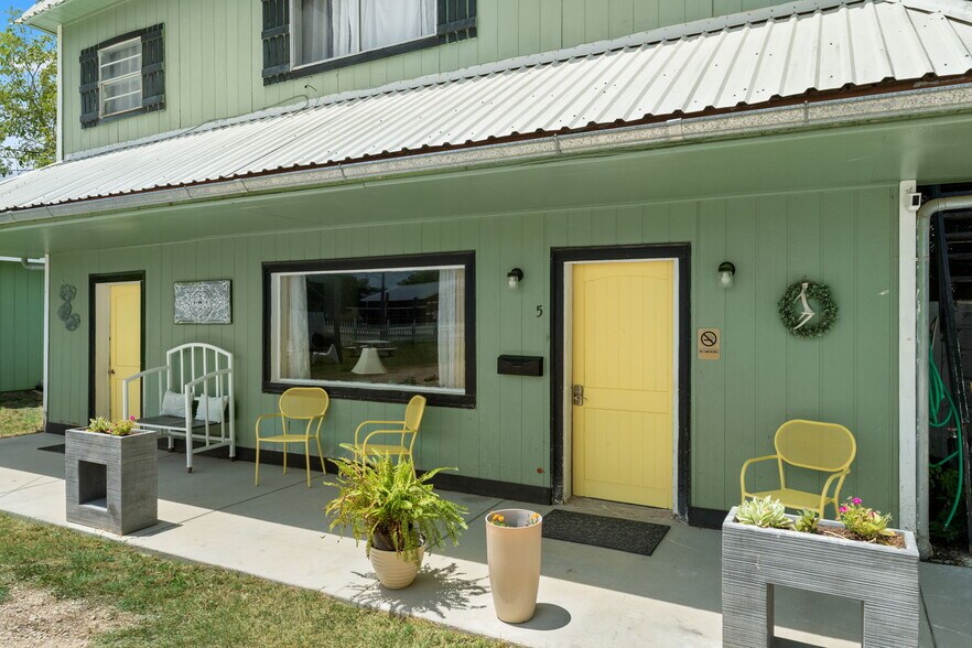 More Photos Of 702 W Wallace St, San Saba Hotel For Sale