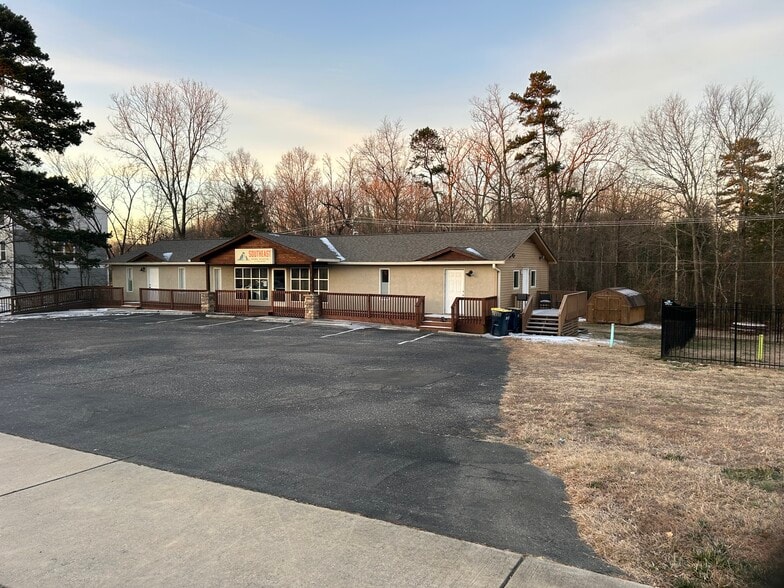 More Photos Of 10401 Rozzelles Ferry Rd, Charlotte Medical For Sale