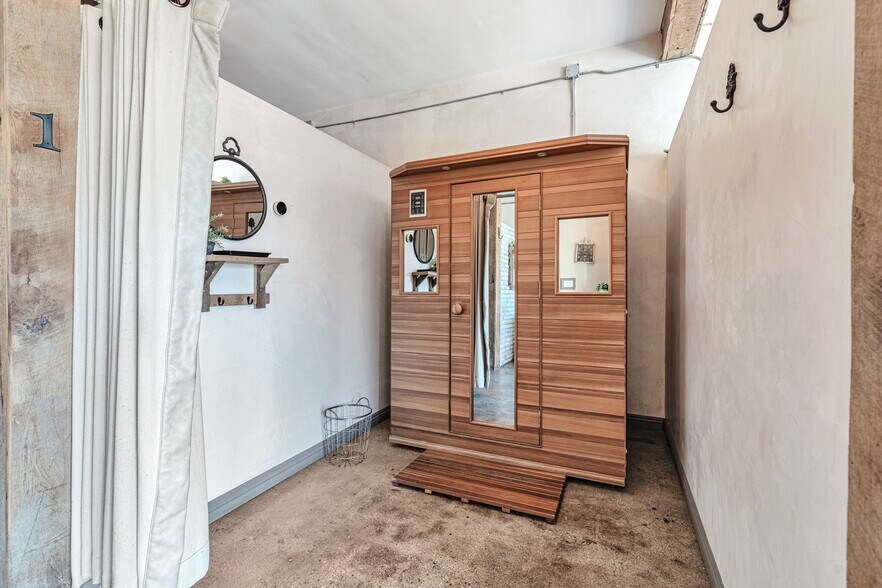 More Photos Of 24363 San Fernando Rd, Santa Clarita Freestanding For Sale
