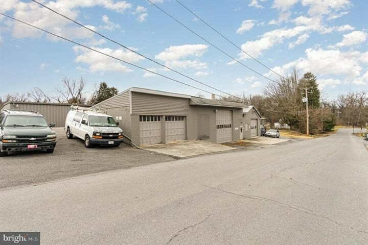 More Photos Of 122 Beech St, Carlisle Light Distribution For Lease