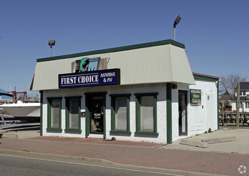 Primary Photo Of 111 Woodcleft Ave, Freeport Office For Sale