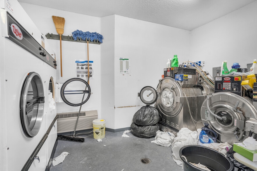 More Photos Of 220 Caravan Dr, Elkhart Hotel For Sale
