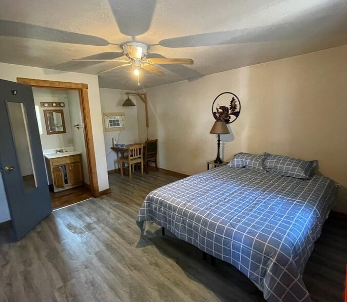 More Photos Of 811 S Main St, North Webster Hotel For Sale